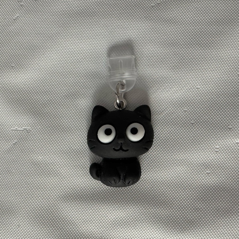 🛍️ Add-on -- Black Cat USB-C Dust Plug - Picture 2 of 3
